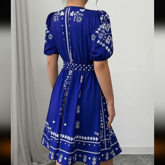 Elegant Blue Patterned Dress - Picture 2 of 6